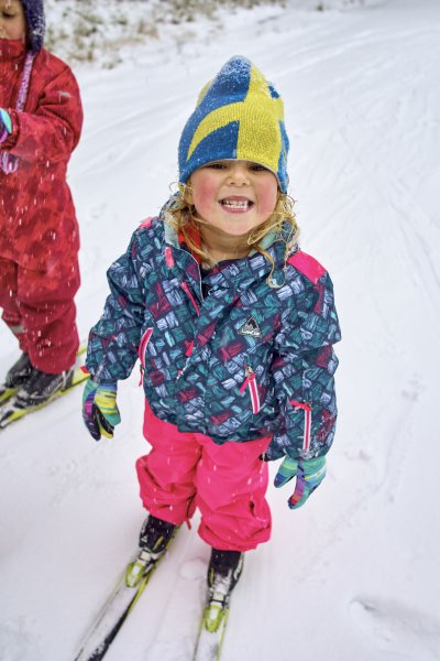 Mädchen freut sich auf das Skifahren im bayerischen Wald