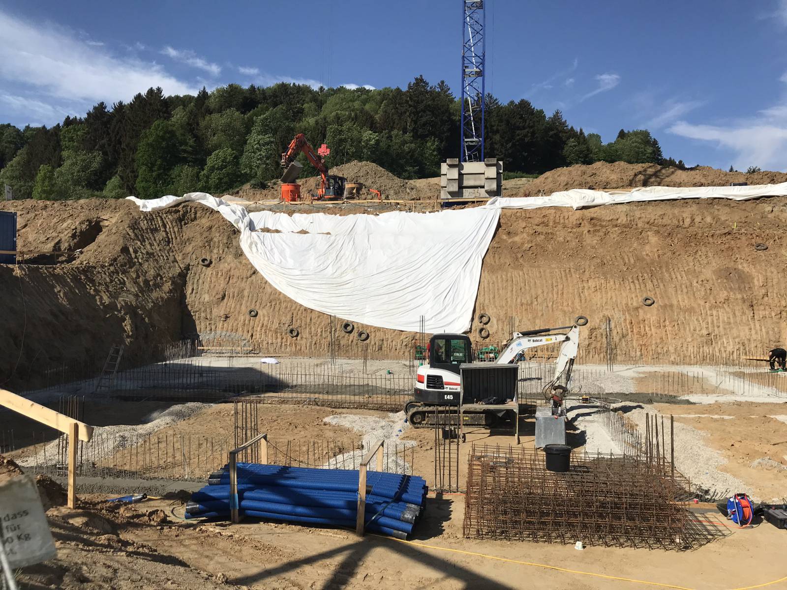  Fertigstellung der Straße & Fundamentarbeiten Symbolfoto