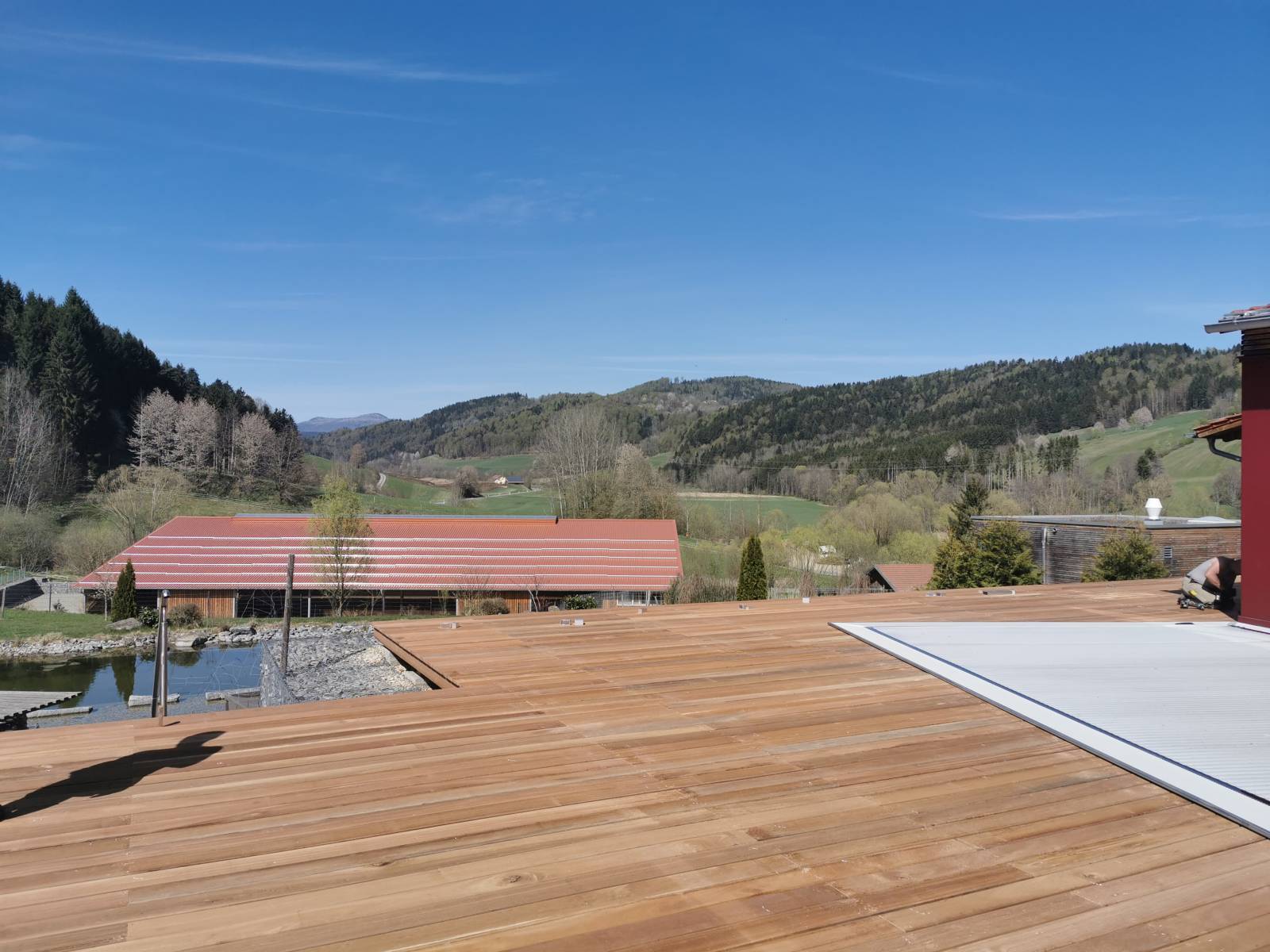 Euer Wunsch-Pooldeck – wir sind dran! Symbolfoto