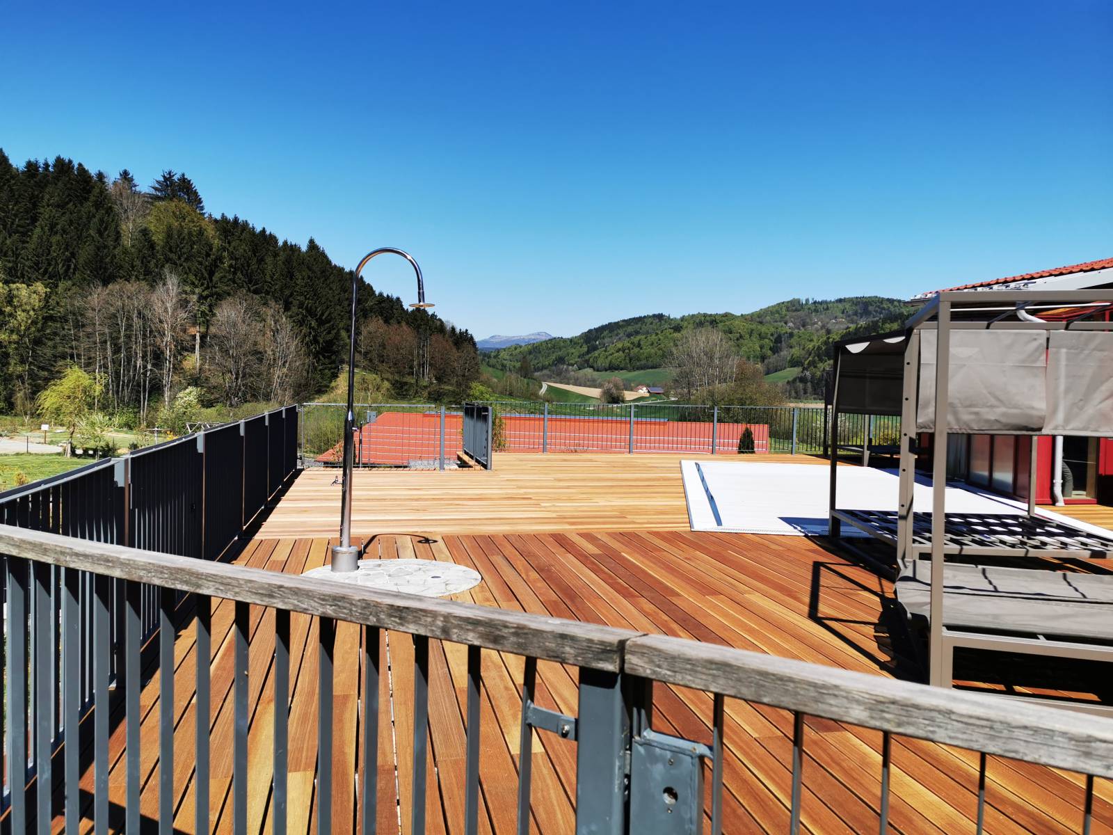 Euer Wunsch-Pooldeck – wir sind dran! Symbolfoto