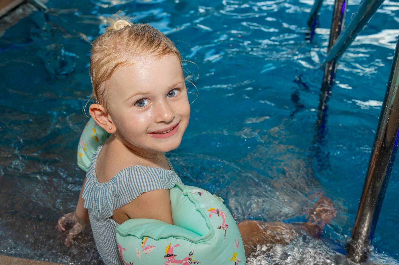 Schwimmen lernen im Familienurlaub Symbolfoto