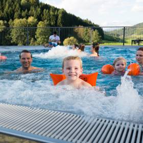 Außenpool Landschaft im Familienhotel Schreinerhof image #2