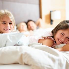 Kinder spielen am Bach im Familienhotel Schreinerhof