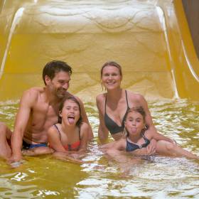  Familie beim Rutschen im Familienhotel Schreinerhof