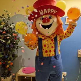 Mädchen streichelt Pony auf dem Bauernhof im Familienhotel Schreinerhof