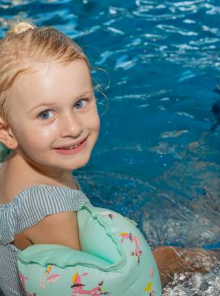 Schwimmen lernen mit Herz und Erfolg im Familienhotel Schreinerhof im Bayerischen Wald Symbolfoto