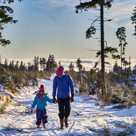 Mutter mit Tochter beim Winterwandern im bayerischen Wald