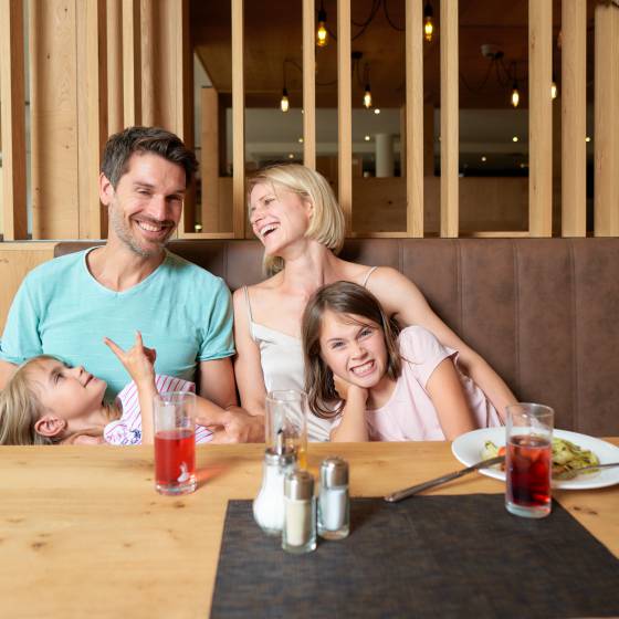 Familie am Esstisch 