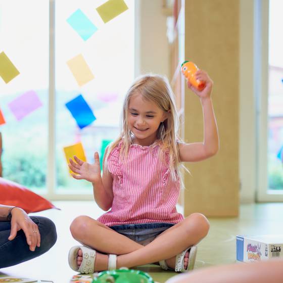 Kinder geben Kuh etwas zum fressen