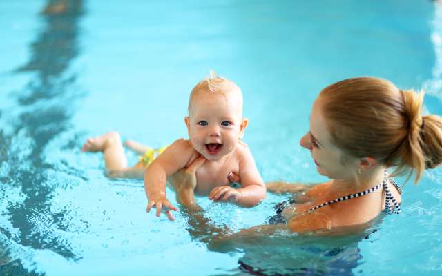 Babyschwimmen im Familienhotel