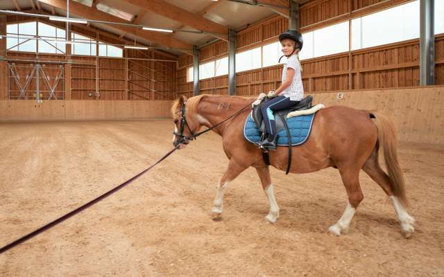 Kind am reiten