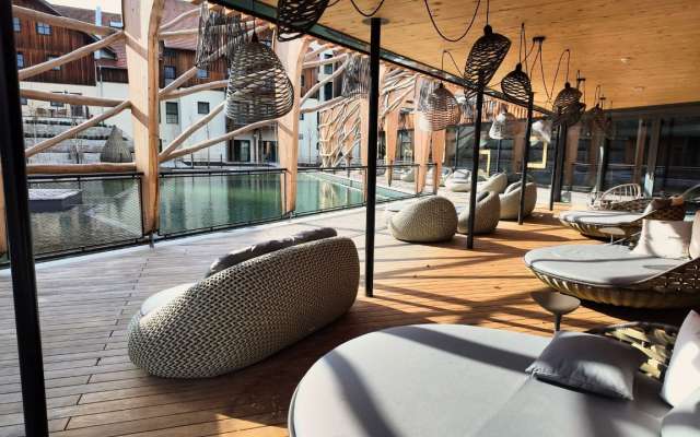 Neue Terrasse mit Liegeflächen und Natursee