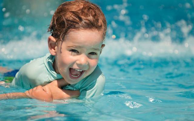 Schwimmen lernen im Urlaub: Entspannt zum Seepferdchen
