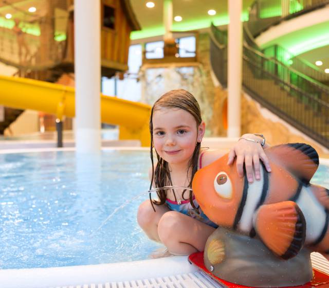 Mädchen am Wasserspiel im Familienhotel Schreinerhof