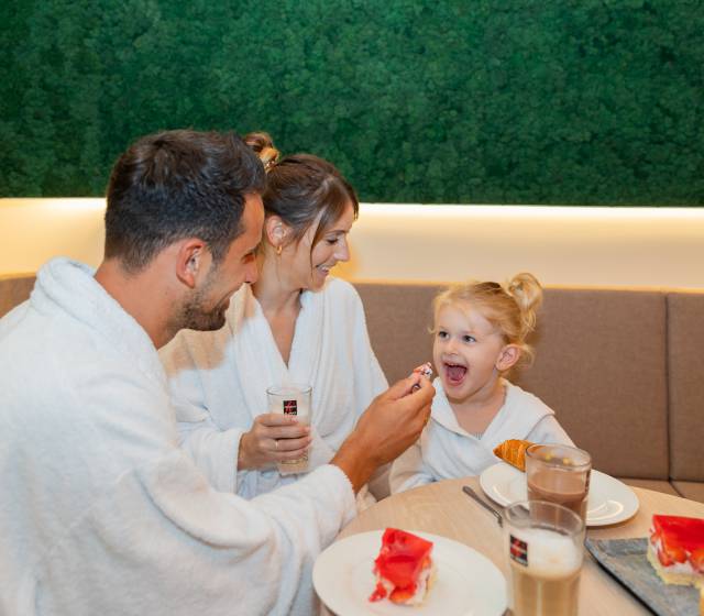Familie beim Kuchenessen im Familienhotel Schreinerhof