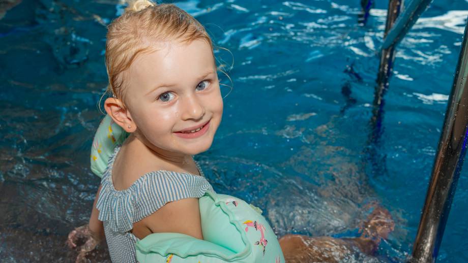 Schwimmen lernen mit Herz und Erfolg im Familienhotel Schreinerhof im Bayerischen Wald Symbolfoto