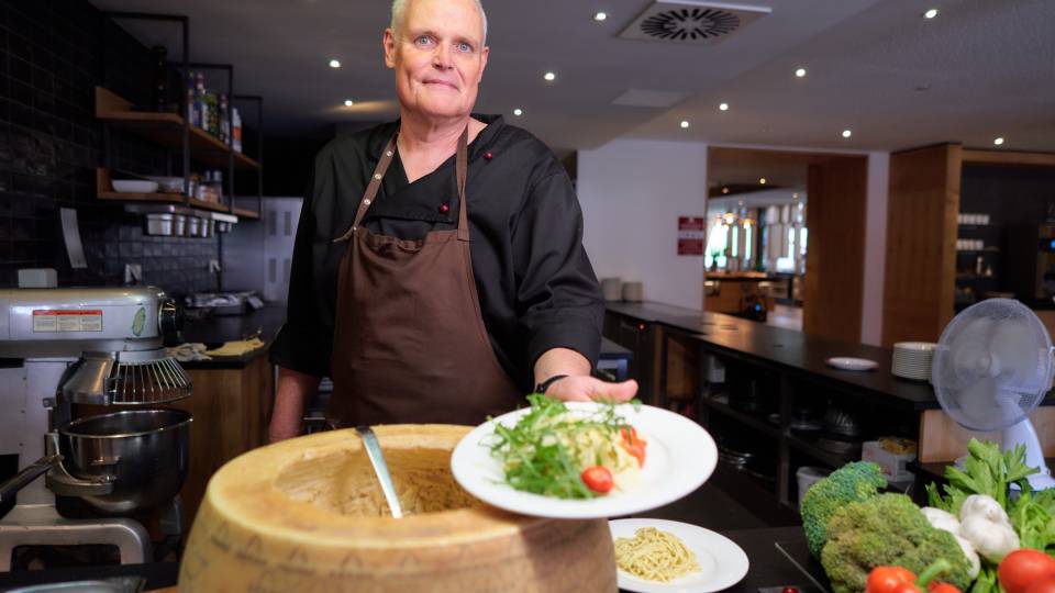 Restaurant Koch stellt seine Speisen vor