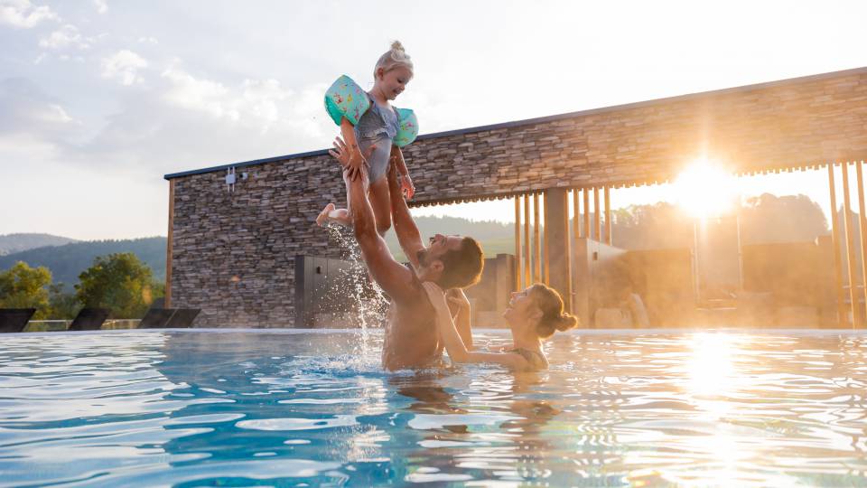 Familie im Infinity Pool m Familienhotel Schreinerhof im Bayerischen Wald