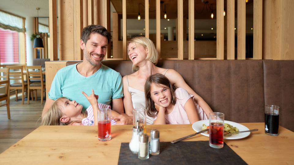 Familie beim essen im Familienhotel Schreinerhof