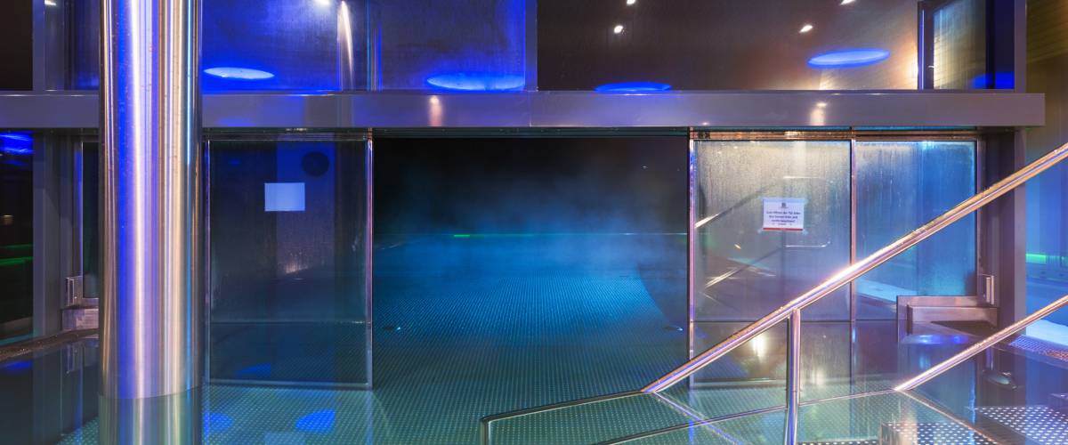 Schleuse vom Innenpool zum Adults only Infinity Außenpool im Familienhotel Schreinerhof