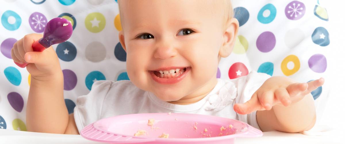 Baby isst im Babystuhl