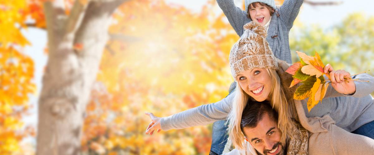 Eltern spazieren mit Kindern im Herbst durch den bayerischen Wald
