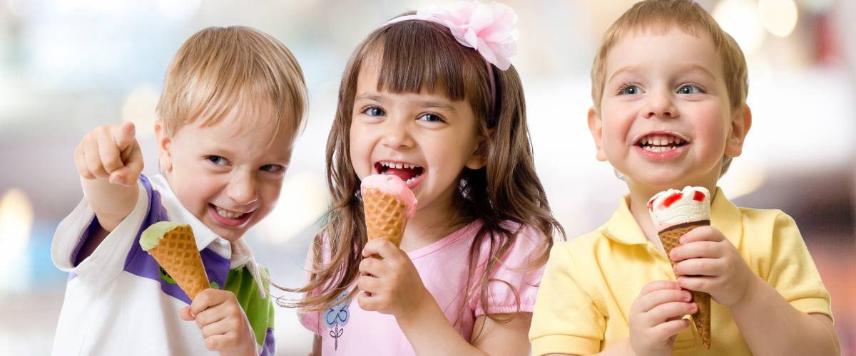 Kinder schlecken an einem Eis