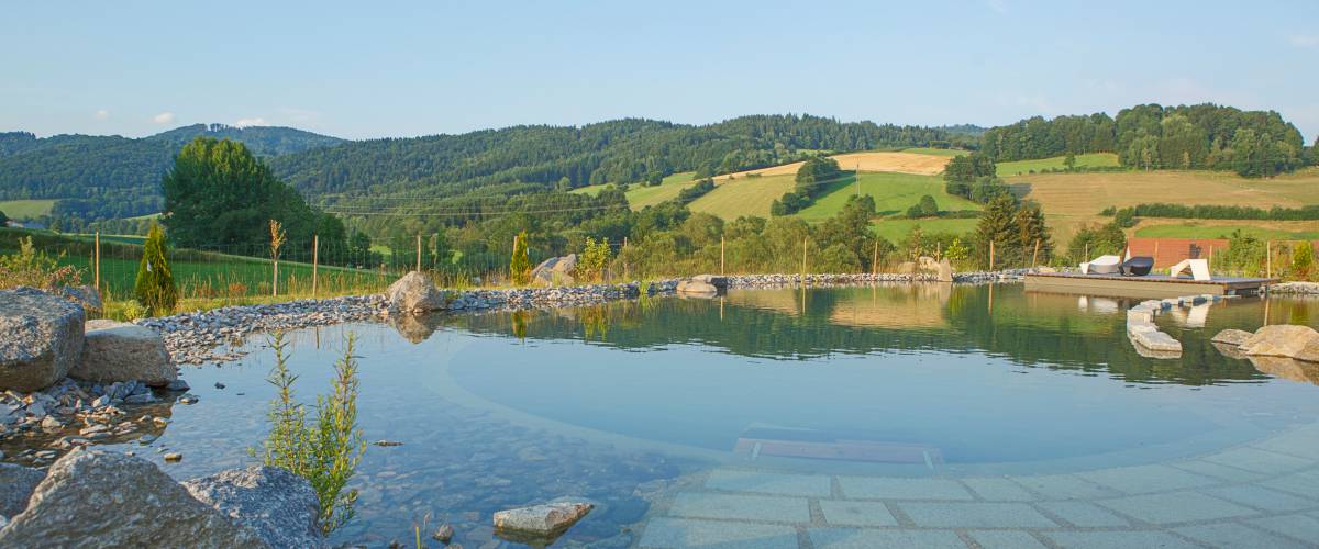 Saunagarten mit Erlebnissee im Familienhotel Schreinerhof