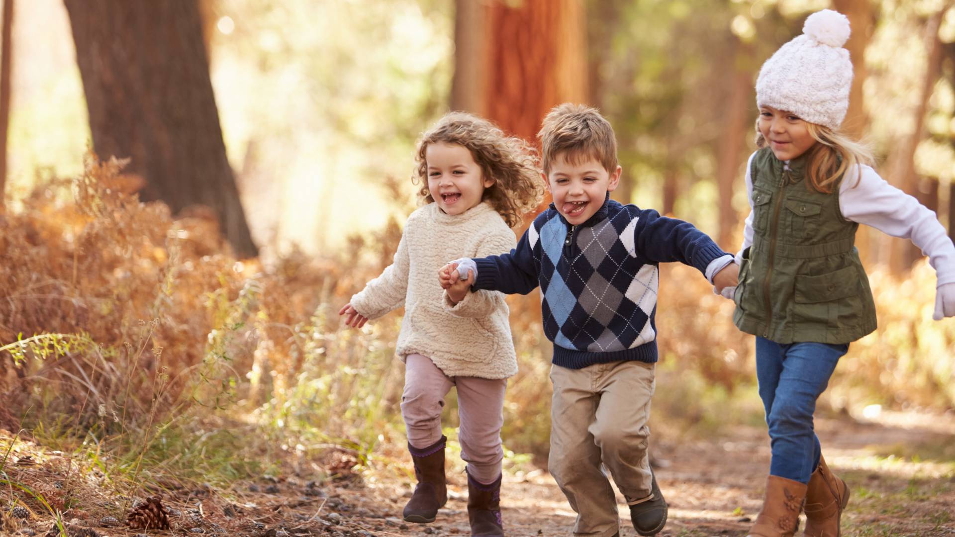 Kinder spielen im Herbst