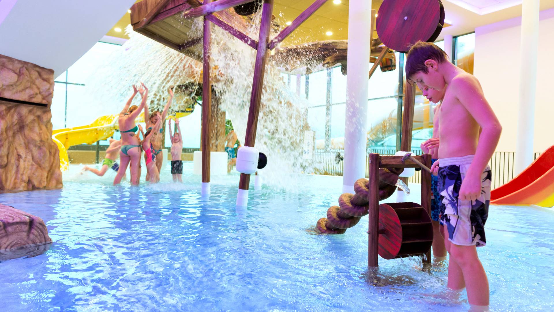 Die Wasserwelten mit Aquapark für Kinder im Familienhotel Schreinerhof