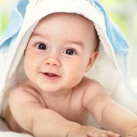 Baby lächelt in die Kamera