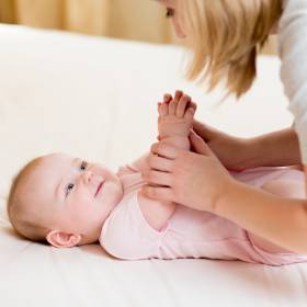 Mutter spielt mit Ihrem Baby