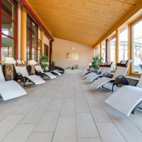 Panoramahallenbad mit Riesenrutsche im Familienhotel Schreinerhof image #2