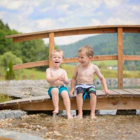 Kinder spielen am Bach im Familienhotel Schreinerhof
