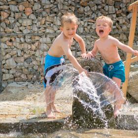 Jungs beim Wasserspiel im Familienhotel Schreinerhof