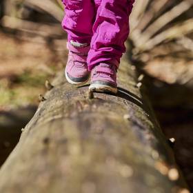 Detailbild Mädchen läuft über Baum