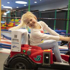 Mädchen fährt auf Kart des Familienhotels Schreinerhof