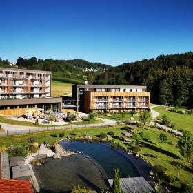 Vater mit seinen Kindern am Natur- und Erholungssee im Familienhotel Schreinerhof