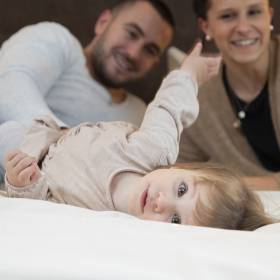 Vater spielt mit seiner Tochter