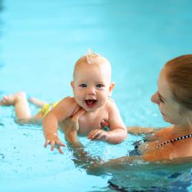 Hallenbad mit Ruhebereich im Familienhotel Schreinerhof image #2