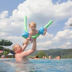 Angenehme Wassertemperaturen im Familienhotel Schreinerhof image #2