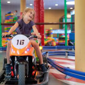 Mädchen fährt auf Kart des Familienhotels Schreinerhof