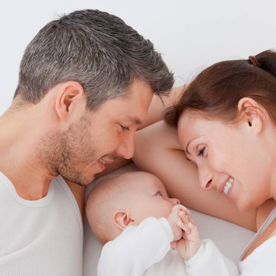 Eltern mit Baby im Familotel Schreinerhof