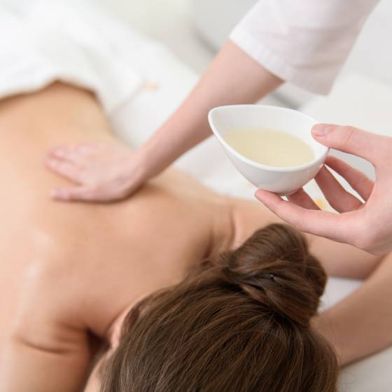 Frau genießt eine Massageanwendung