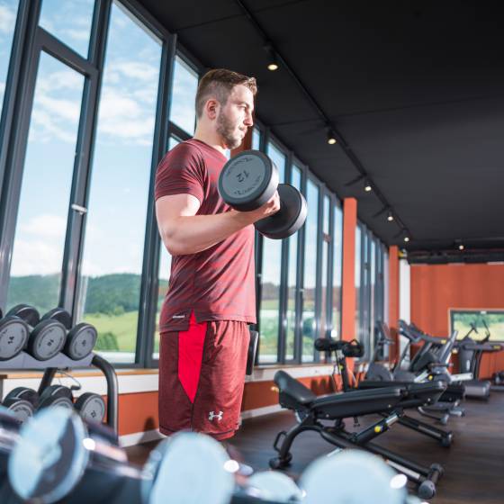 Mann trainiert im Fitnessstudio im Familienhotel Schreinerhof
