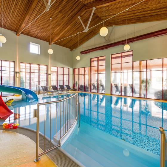 Hallenbad mit Ruhebereich im Familienhotel Schreinerhof