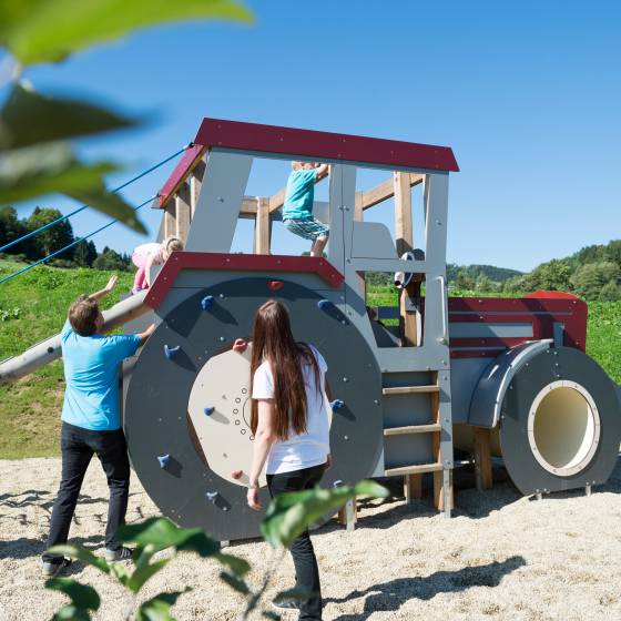 Junge klettert auf Spielplatz im Familienhotel Schreinerhof