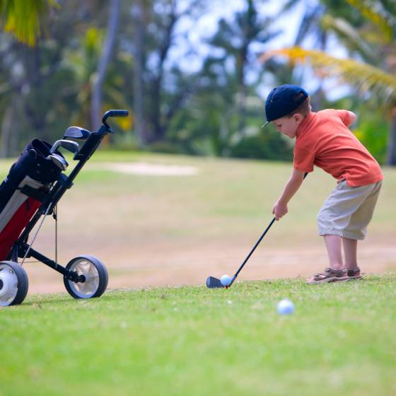 Detailbild Golfball und Schläger vor Abschlag