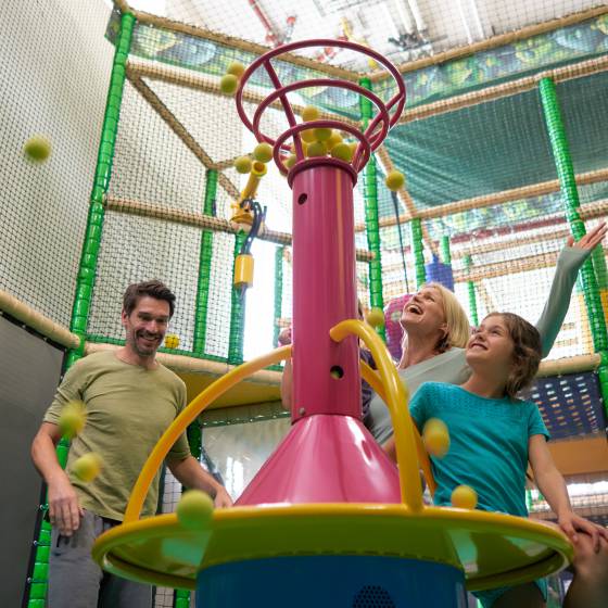 Kinder spielen im Lasergame Raum 