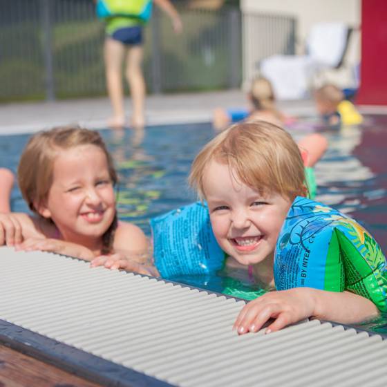 Mädchen mit Schwimmflügel im Pool des Familienhotels Schreinerhof 